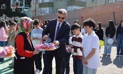 Samsun'da öğrenciler önce bayramlaştı sonra mendil içinde bayram harçlığı aldı