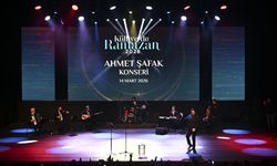 Sanatçı Ahmet Şafak, 'Külliye'de Ramazan' etkinliklerinde konser verdi