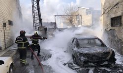 Şanlıurfa'da trafo yangınında 4 araç hasar gördü