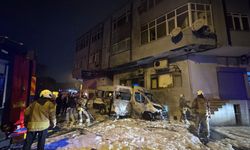 Sarıyer'de park halindeyken alev alan okul servisi kullanılamaz hale geldi