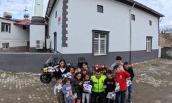 Şehir şehir gezen motokurye bayramda çocuklara oyuncak dağıttı