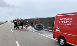 Sinop'ta seyir halindeyken yangın çıkan otomobildeki 2 kişi yaralandı