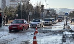 Sivas'ta patlayan ana su borusu trafiği aksattı