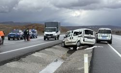 Sivas'ta tır ile hafif ticari aracın çarpıştığı kazada 1 kişi ağır yaralandı