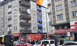 Sultangazi'de 5 katlı binanın çatı katında çıkan yangında 2 kişi dumandan etkilendi
