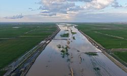 Suriye'nin Rakka vilayetinde aşırı yağışlar nedeniyle nehrin taşması sonucu araziler su altında kaldı