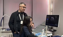 Tıp fakültesi öğrencisi Eda Nur, doğumunu yaptıran doktorla mesleğe hazırlanıyor