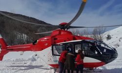 Tokat'ta kar nedeniyle yolu kapanan köydeki hasta ambulans helikopterle hastaneye kaldırıldı