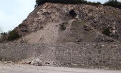 Tokat'ta kaya parçalarının düştüğü yolda ulaşım kontrollü sağlanıyor