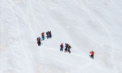 Tunceli'de kış tırmanışı yapan dağcılar 3 metrelik karda zorlu yolculuğa çıkıyor