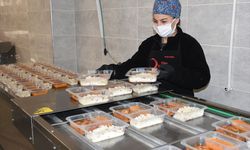 Türk Kızılay Malatya Şubesi her gün 1500 kişiye iftarlık dağıtıyor