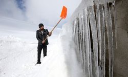 Türkiye'nin en yüksek rakımlı mahallelerinden Kışkılı'da baharda da karla mücadele sürüyor