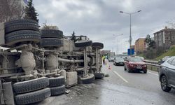 Ümraniye'de devrilen beton mikserinin sürücüsü yaralandı