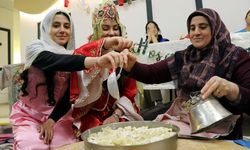 Üniversiteli kızlar, yurtta geleneksel tariflerle yöresel yemekleri öğreniyor
