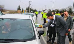 Uşak Valisi Serdar Kartal, polis ve jandarma denetim noktalarında incelemelerde bulundu: