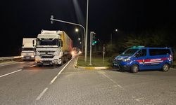 Uşak'ta tırın çarptığı otomobildeki 4 kişi yaralandı