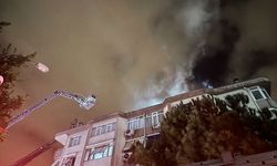 Üsküdar'da 5 katlı apartmanın çatı katında çıkan yangın söndürüldü