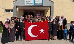 Van'da 510 parça motiften Türk bayrağı oluşturuldu