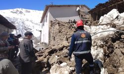 Van'da çöken duvarın altında kalan 50 kuzu için çalışma başlatıldı