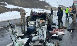 Van'da otomobil ile tırın çarpıştığı kazada 2 kişi öldü, 3 kişi yaralandı