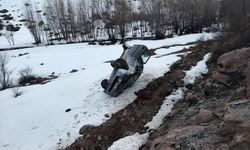 Van'da şarampole devrilen otomobildeki 3 kişi yaralandı