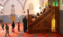 Van'da tarihin izlerini taşıyan cami öğrencileri ağırlıyor