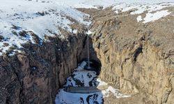 Yazın kuruyan Van'daki Yaşar Kemal Şelalesi yeniden akmaya başladı