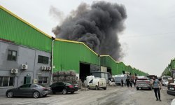 Adana'da geri dönüşüm tesisinde çıkan yangına müdahale ediliyor