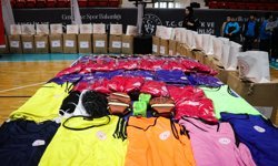 Adana'da okul kulüpleri ile sporculara malzeme desteği