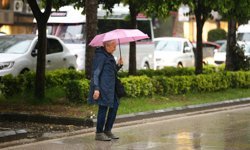 Adana'da sağanak hayatı olumsuz etkiledi