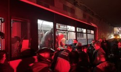 Ağrı'da duvara çarpan belediye otobüsündeki yolcular cam kırılarak tahliye edildi