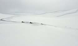 Ağrı'da ekipler nisan ortasında yoğun karla mücadele çalışması yürütüyor