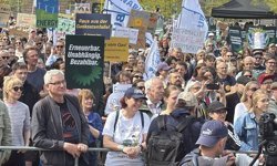 Almanya'da hükümetin enerji politikasına karşı gösteriler yapıldı