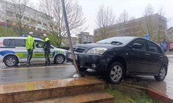 Amasya'da kontrolden çıkan otomobil durakta bekleyenleri korkuttu