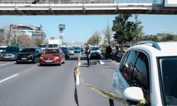 Ankara'da afiş asarken üst geçitten düşüp otomobilin altında kalan kişi öldü