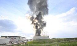 Ankara'da mobilya deposunda çıkan yangına müdahale ediliyor