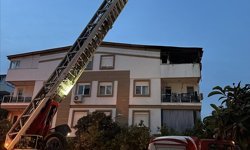 Antalya'da bir apartmanın çatı katında çıkan yangında 2 kişi dumandan etkilendi