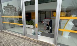 Antalya'da bir bankanın camını kıran şüphelinin yakalanması için çalışma başlatıldı