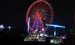 Antalya'da dönme dolap 23 Nisan'a özel kırmızı-beyaza büründü