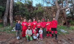 Antalya'da yarığa düşen köpek ve 6 yavrusu kurtarıldı