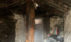 Ardahan'da kar nedeniyle ev ve ahırda göçük meydana geldi