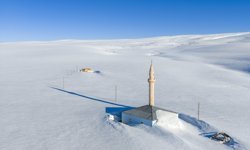 Ardahan'da karla kaplı yayla evleri dronla görüntülendi