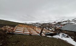 Ardahan'da şiddetli rüzgar 3 binanın çatısını uçurdu