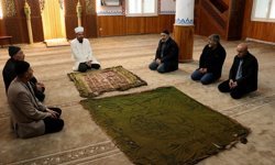 Atalarından kalan sancakları nesilden nesle taşıyorlar