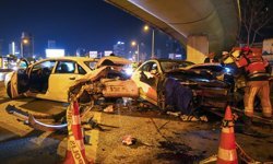 Ataşehir'de emniyet şeridinde aracından inen sürücü otomobilin çarpması sonucu hayatını kaybetti