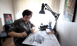 Atölyeye dönüştürdüğü evinde hayallerini tuvallere yansıtıyor