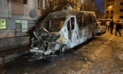 Avcılar'da park halindeki 2 araç yandı