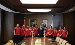 Avrupa şampiyonasında madalya alan milli güreşçiler, Bakan Bak'ı ziyaret etti