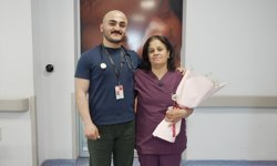 Aynı hastanede çalıştığı annesine Ebeler Haftası'nda çiçekle sürpriz yaptı
