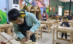 Babasına özenip marangoz oldu, 18 yaşında kreşi andıran 'çocuk atölyesi' kurdu